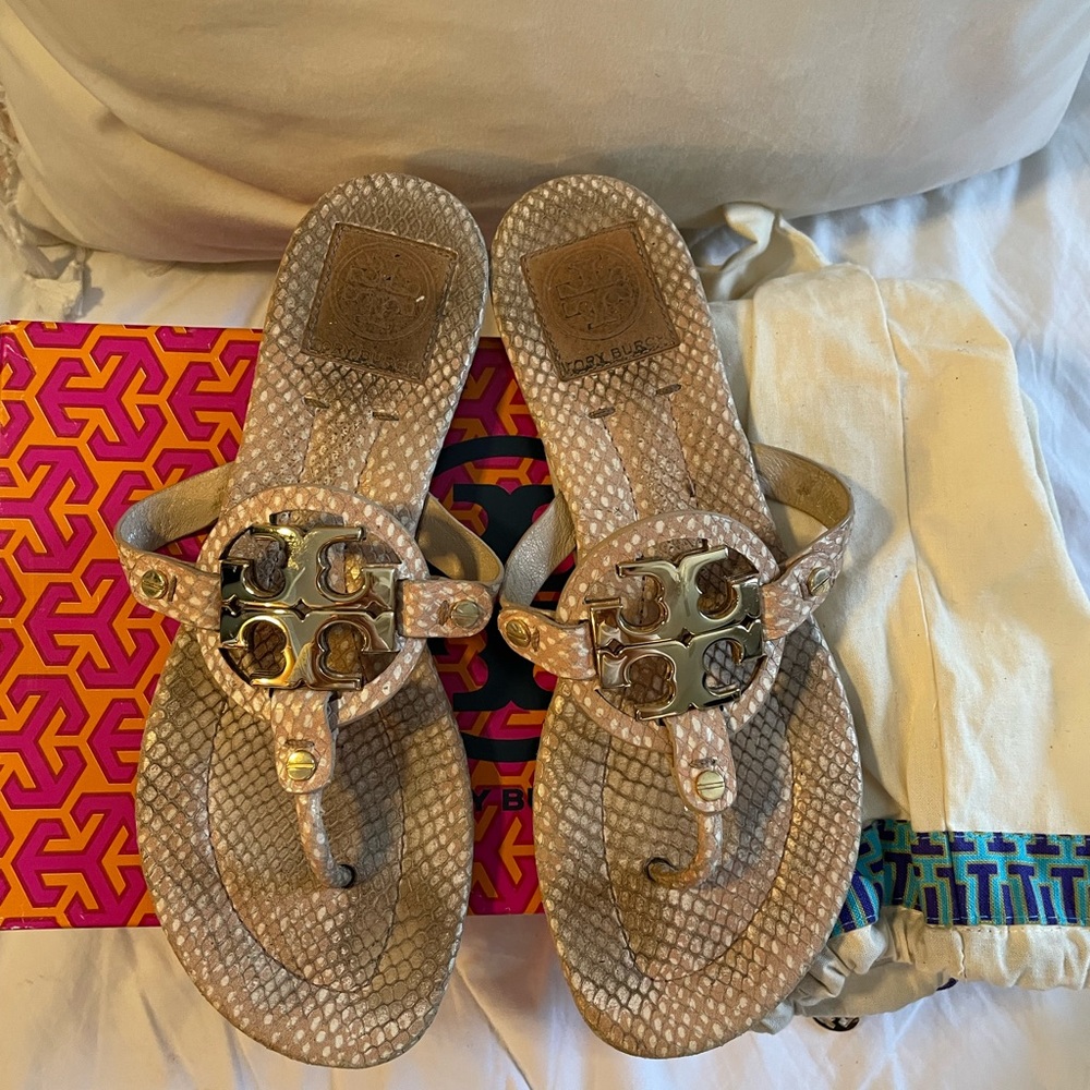 Tory Burch Sandal- beige/gold